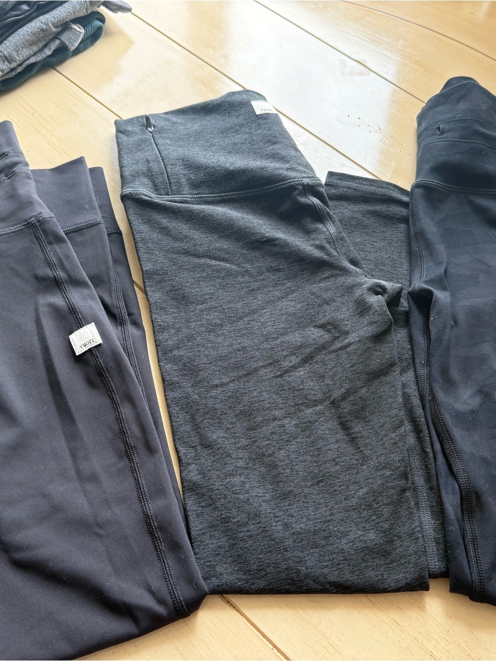 Vuori lot 3 ‼️Women's Leggings xs (one pair missing draw string )